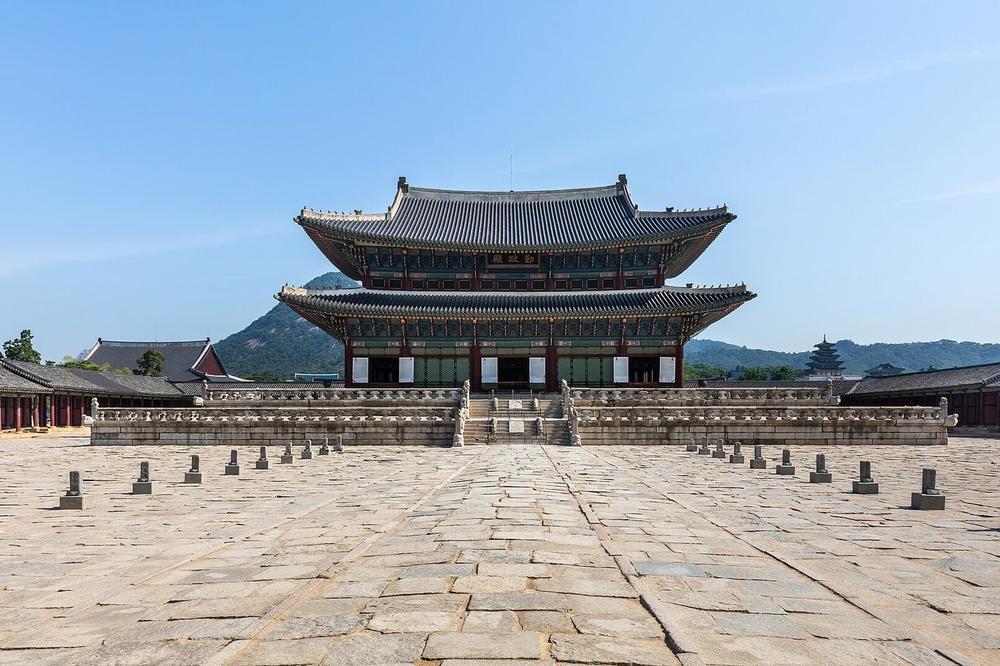 The throne hall courtyard at Gyeongbokgung, early morning The throne hall courtyard at Gyeongbokgung, early morning