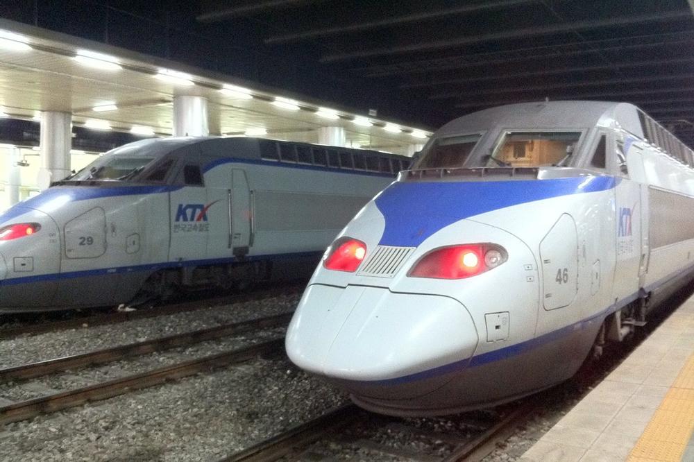 A KTX train at the platform on the Gyeongbu line A KTX train at the platform on the Gyeongbu line